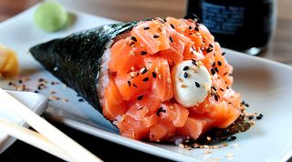 Temaki salmone al vapore e Philadelphia