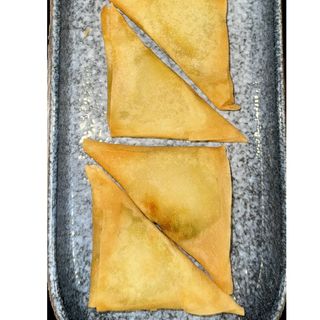 Rollitos de primavera triangular(Samosas vegetarianas)(6pcs)