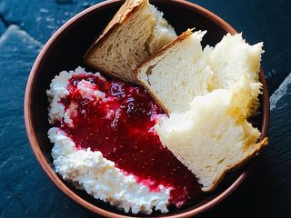 Сир з варенням та бріош