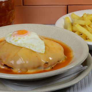 Francesinha Com Ovo E Batata Frita