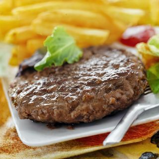 Hamburger di black Angus con patatine fritte
