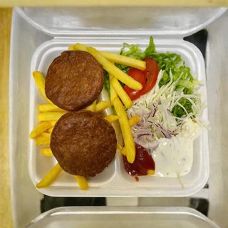 Piatto hamburger patate e verdure