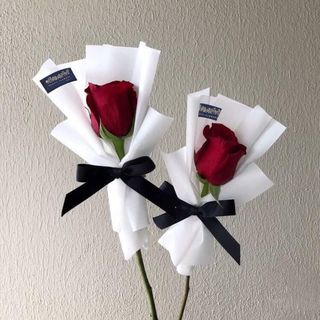  წითელი ვარდი თეთრ კრაფტში