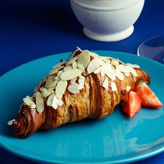 Круассан с миндальным кремом