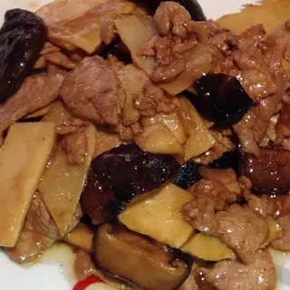 Cerdo con bambú y setas chinas
