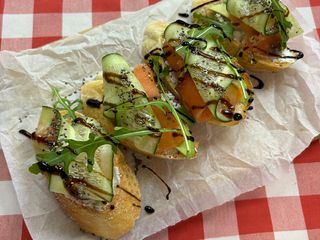 Брускети з лососем, сиром Фета та бальзамічним соусом (160g)