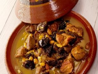 Tajine mrouzia de ternera uva y almendra