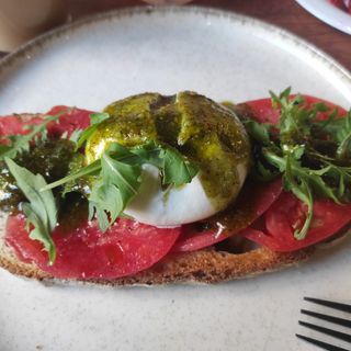Tosta de tomate rosa, burrata, pesto albahaca y rúcula