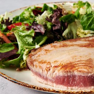 Atún A La Plancha Con Ensalada Fresca