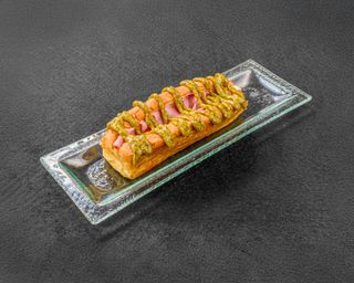 Bella Burrata Brioche Con Pesto Y Mortadela