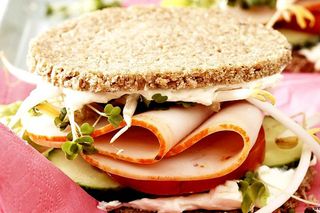 Panino con fesa di tacchino, verdure grigliate, sale, olio e origano