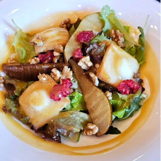 Ensalada de queso de cabra en tosta caliente, pera caramelizada y nueces.