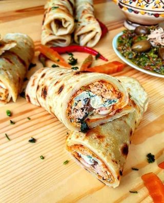 Mlawi & Harissa & Fromage & Œuf & Salami & Thon