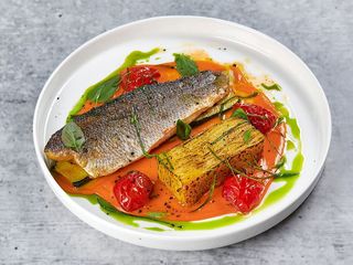 Філе сібаса, цукіні гриль, печені томати
