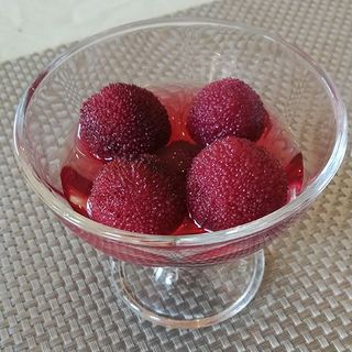 Frutta cinese arbutus in sciroppo