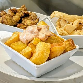 3. Surtido De Tapas Pinchos Con Patatas Bravas Y Chocos