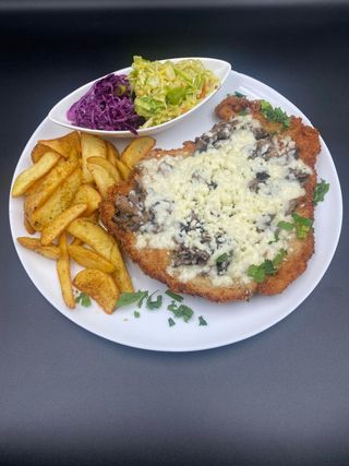 Schabowy, ser, pieczarki, pieczone ziemniaki, surówka