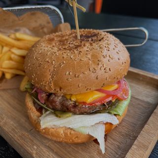 Бургер зі свининою + картопля фрі,  330 г/100 г