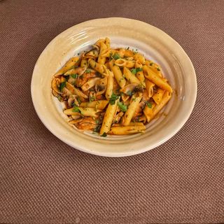 Penne cu sos de roșii și ciuperci proaspete