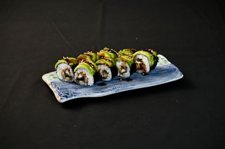 Maki de anguila y aguacate 