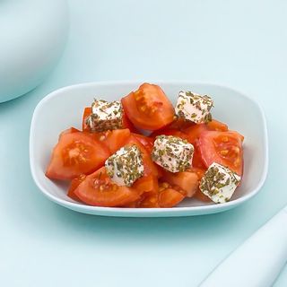 Salată de roșii cu brânză feta