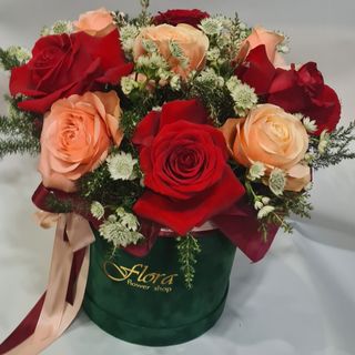 Box sa kraljevskim ruzama i dodacima