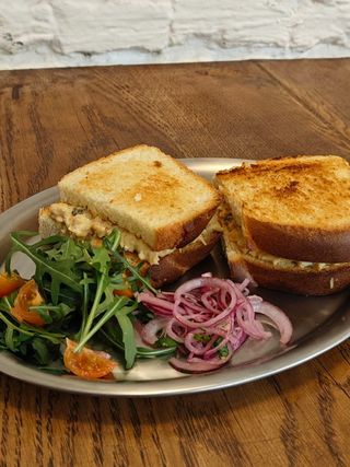 Калач з тунцем