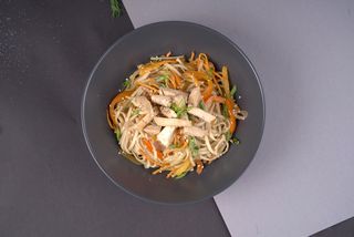 Удон с курицей и овощами