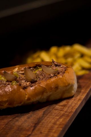 Mollete de pan cristal relleno de la pringá del cocido 