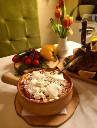 Mămăliguţă cu brânză de burduf, bacon şi smântână