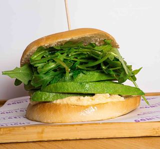 Chapla con hummus y aguacate