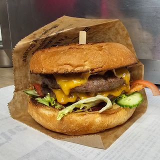 Двоен чийзбургер