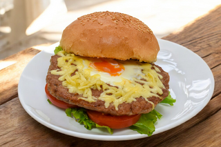 Pljeskavica sa jajetom i kačkavaljem