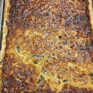 Quiche de fiambre e queijo,  com salada