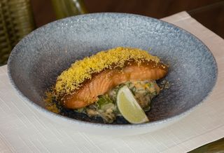 Somon miso in sos de trufe cu sparanghel