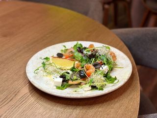 Салат з лососем та сиром фета (200g)