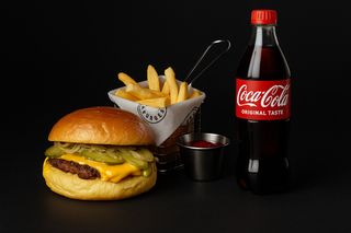 Комбо КЛАСИЧНИЙ ЧИЗБУРГЕР + картопля фрі + coca cola 0,5