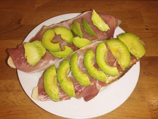 Tostada entera de tomate ,aguacate y jamón serrano