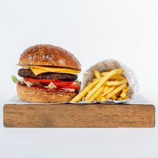 Cheeseburger s pomfritom