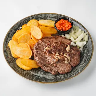 Pljeskavica punjena sirom s prilogom