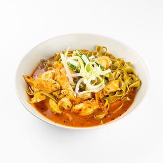 Piletina sa povrćem, chillijem, bosiljkom i zelenim rezancima