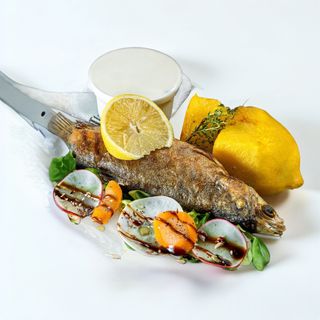 Păstrăv la grătar cu mămăligă și mujdei