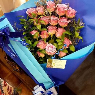 Ramo de Rosas Rojas Con Papel Kraft