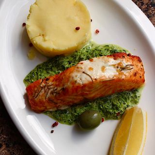 Спинка лосося на шпинатному соусі з картопляному пюре (120/100г)