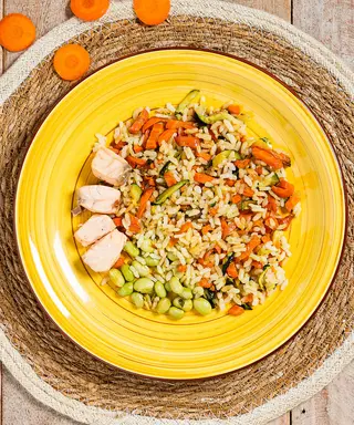 Salmon poke con riso, salmone, verdure, edamame e quinoa - PASTO BILANCIATO