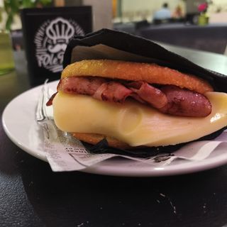 Arepa "LA CHÉVERE".