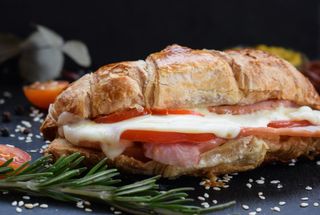 Круасан із шинкою (200 г)