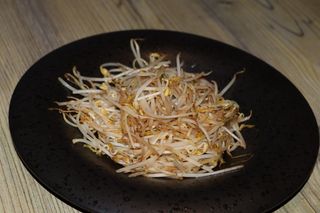 Germogli di soia alla piastra