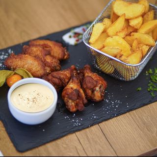 Aripioare de pui și cartofi prăjiți cu sos de usturoi