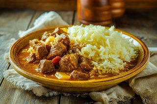 Goveđi gulaš sa prilogom po izboru